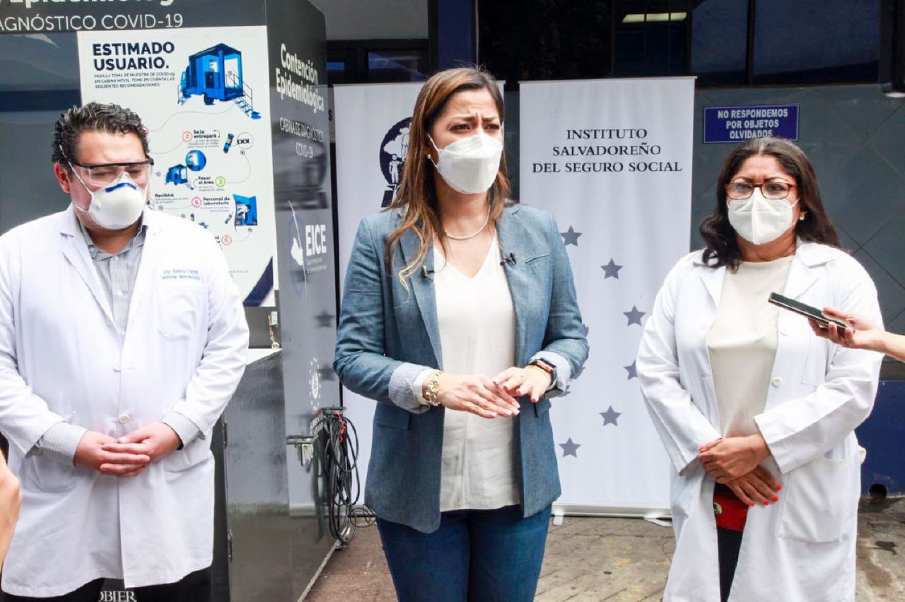 Directora del ISSS entrega cabina móvil COVID19 al Hospital Policlínico Roma directora-del-isss-entrega-cabina-movil-covid19-al-hospital-policlinico-roma
